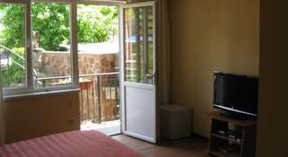 Гостиница Гостевой Дом у Дмитрия Ольгинка Стандартный трехместный номер-5