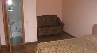 Гостиница Гостевой Дом у Дмитрия Ольгинка Стандартный трехместный номер-3